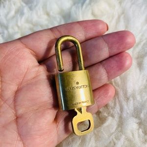 Louis Vuitton lock and a key -❤️firm